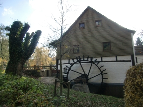 Wegberg-Dalheim : Mühlenstraße, Dalheimer Mühle, die Wassermühle mit einem unterschlächtigen Wasserrad